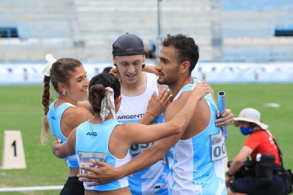 En este momento estás viendo Atletismo: MEDALLA DE PLATA PARA LA POSTA MIXTA 4X400 EN EL SUDAMERICANO