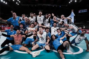 Lee más sobre el artículo JJOO Tokio 2020: VOLEY MASCULINO | BRONCE HISTÓRICO PARA ARGENTINA QUE LE GANÓ 3-2 A BRASIL