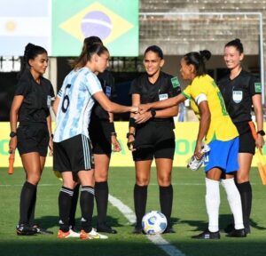 Lee más sobre el artículo Fútbol femenino: LAS CHICAS DE LA SELECCIÓN ARGENTINA CAYERON ANTE BRASIL