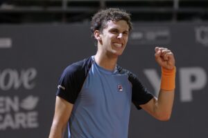 Lee más sobre el artículo Tenis masculino: CON SUS ACTUACIONES EN EL CHALLENGER BS AS, JUANMA CERUNDOLO ESTÁ CADA VEZ MÁS CERCA DEL TOP 100