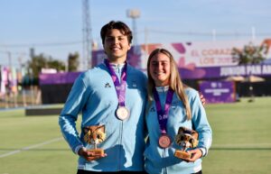 Lee más sobre el artículo Juegos ASU 2025: TIRO CON ARCO | ALMA PUEYO LÓPEZ Y ESTEBAN SILVA SE ADJUDICARON LAS RESPECTIVAS MEDALLAS DE BRONCE EN RECURVO INDIVIDUAL