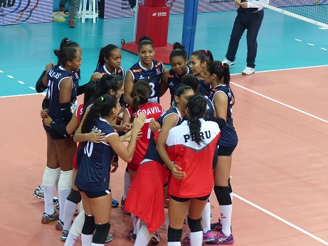 Lee más sobre el artículo Voley femenino: PERÚ LE GANÓ A VENEZUELA Y ESTARÁ EN LA DEFINICIÓN DEL TORNEO