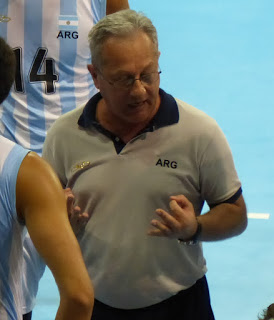 Lee más sobre el artículo Voley: EL ENTRENADOR JULIO VELASCO ANALIZÓ LA DERROTA CON BRASIL
